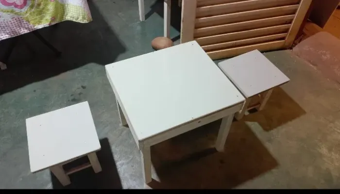 Mesa e banquinho de madeira