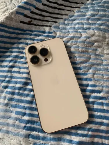 iPhone 14 Pro dourado