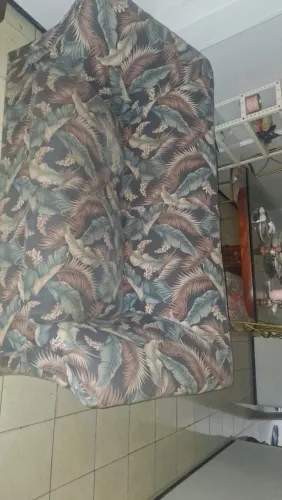 Sofá dois lugares - precisa de reparo devido a um pequeno rasgo 