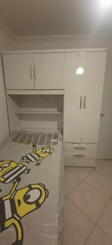 Guarda roupas infantil branco com cama embutida