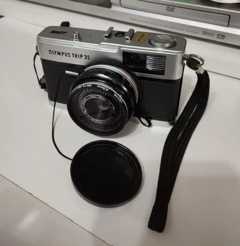 Vendo câmara fotográfica Olympus Trip 35 em bom estado de conservação, marcas de uso ....
