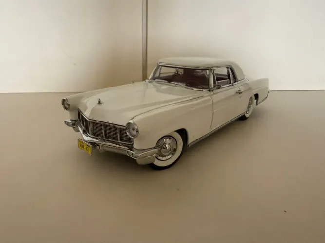 Mini Lincoln Continental Mark II 1956 1:18 Road Signature
