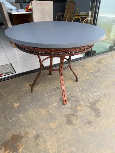 Mesa redonda resistente