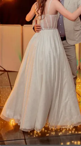 Vestido festa/debutante brilhoso. Acompanha cinto com brilho. Usado 1x