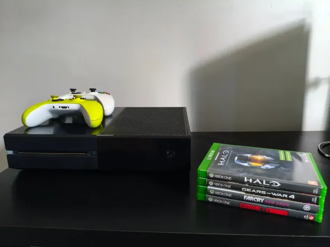 Xbox one fat 500GB + 2 Controles + 4 Jogos Físicos 