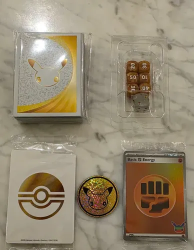 ETB Pokémon 30 anos incompleta (SEM BOOSTER SEM CARTA PROMOCIONAL)