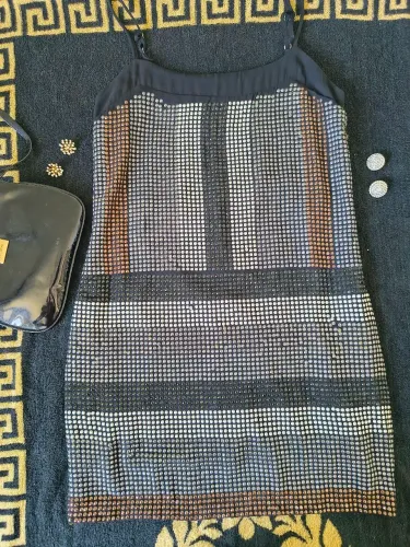 Vestido Ellus todo de tachinhas coladas