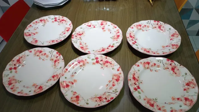 6 pratos rasos com estampa floral de cerejeira
