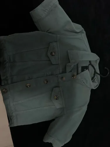 Jaqueta jeans feminina verde manga curta - usada 1 vez