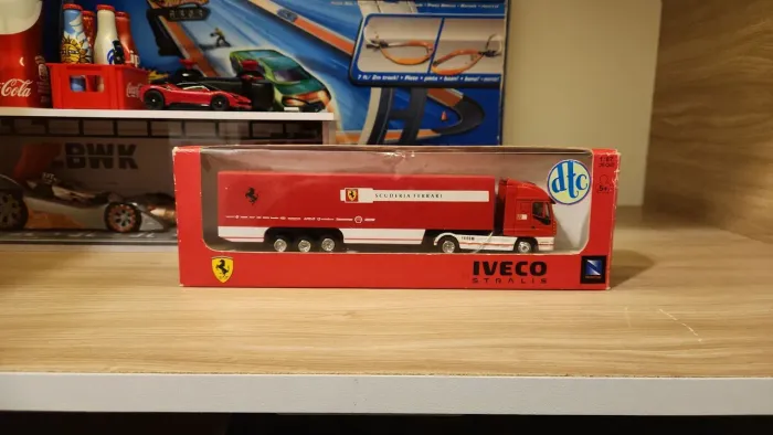 Caminhão ferrari antigo 1:64