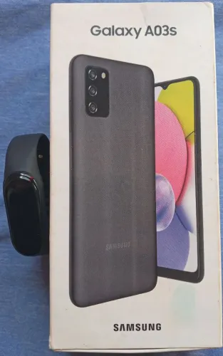 Vende - se telefone junto com smartwatch.