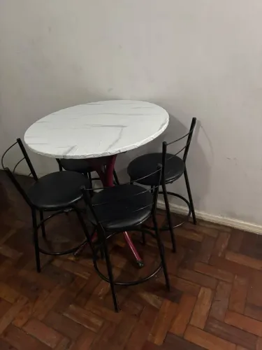 Mesa com 4 banquetes 