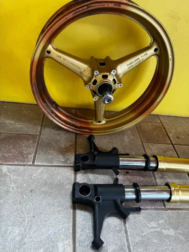 Aro, roda e eixo e botinhas CBR 1000rr