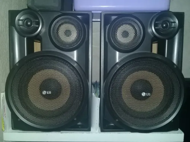 Duas caixas de som LG