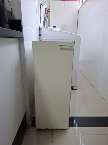 Armário multiuso com rodinhas