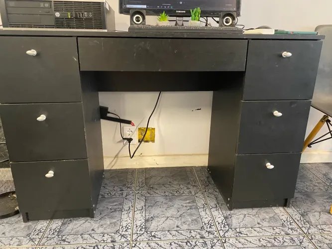 Mesa com gavetas