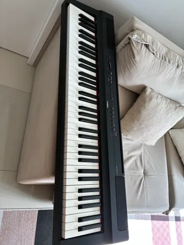 Piano Digital Yamaha, P-121, com 8 teclas sem som
