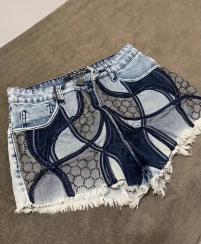 Short jeans lança perfume 