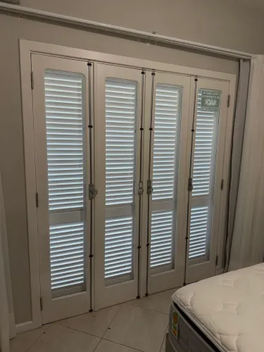 Conjunto Porta Veneziana + Porta de Vidro em Madeira de Lei 1,90x2,15m