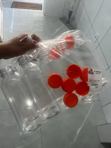 78 garrafinhas PET quadradas 300ml e 500ml