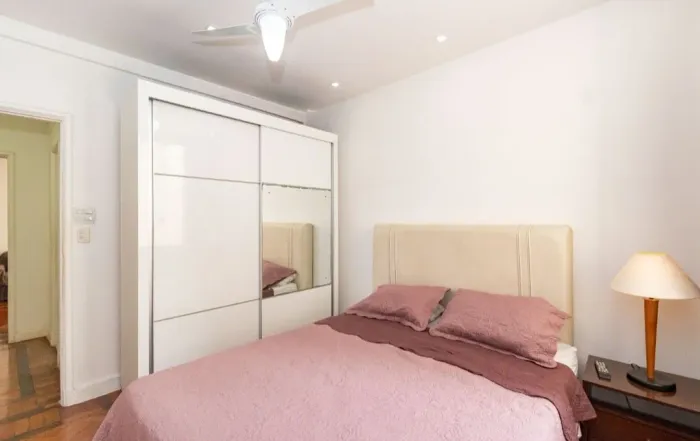 Quarto Copacabana pé na areia quadra da praia