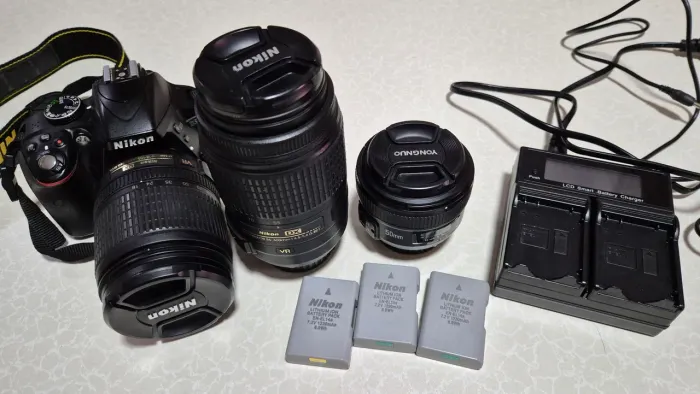 Nikon d3300 + lente 50mm + lente 18-105mm + lente 55-300mm + 3 baterias + carregador duplo