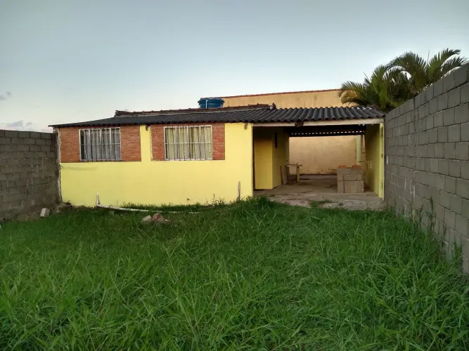Vendo casa  de esquina, murada mais de 2 metros