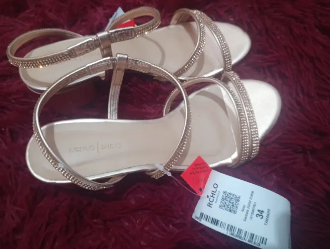 Vende se , Sandália /tamanho 34