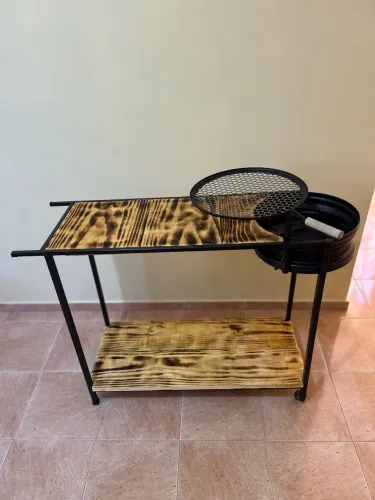 Churrasqueira roda aro13 com rodinha e mesa acoplada.