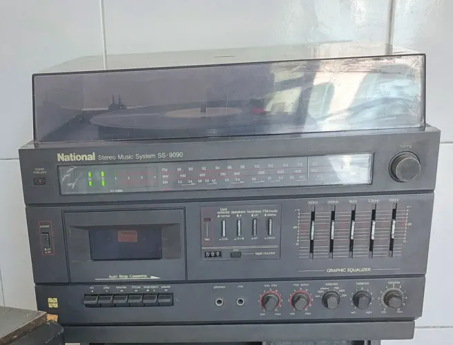 Toca disco Nacional SS 9090 lê o anúncio 
