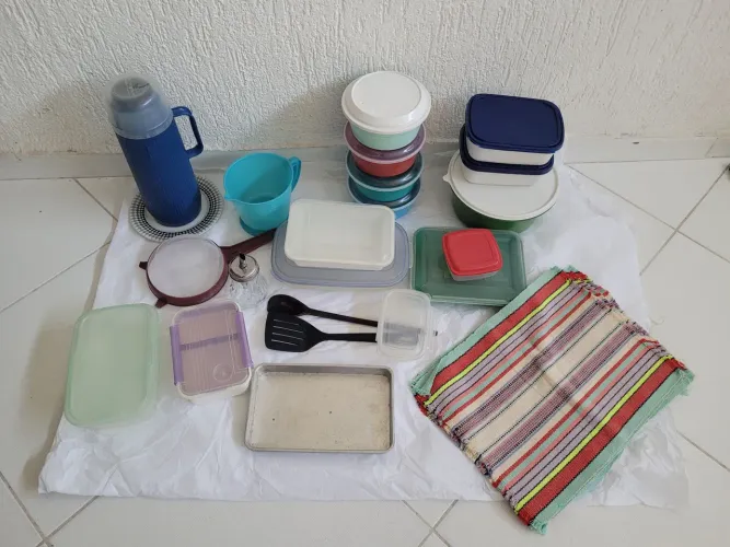 Lote com vários itens de cozinha, tapoes um jogo americano com 6 peças,uma garrafa de ca