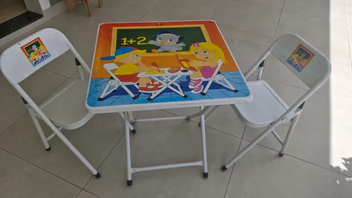 Conjunto de mesa infantil dobrável com 2 cadeiras - Aço