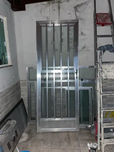 Porta de alumínio e vidro altura 2,10 e largura 80