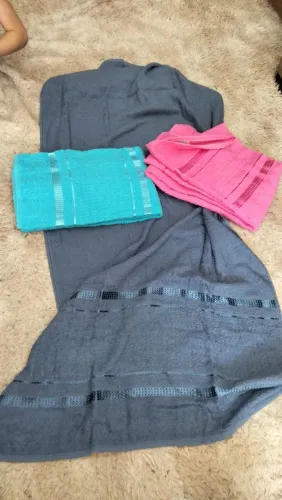 Toalha Barcelona valor cada tem azul escuro, rosa e azul claro grandes