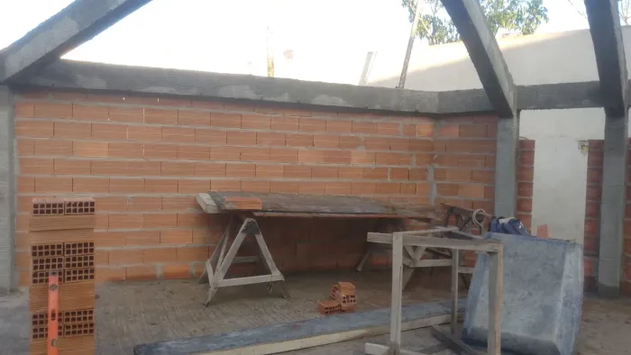 Construção civil em geral e reformas de qualquer tipo.