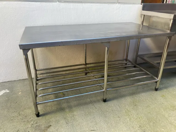 Mesa inox com paneleiro