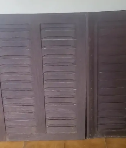 Janelas de madeira com ferragem em inox