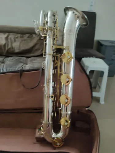 Sax barítono em sibmol prata jelle usado cor preta com as chaves dourado com case  