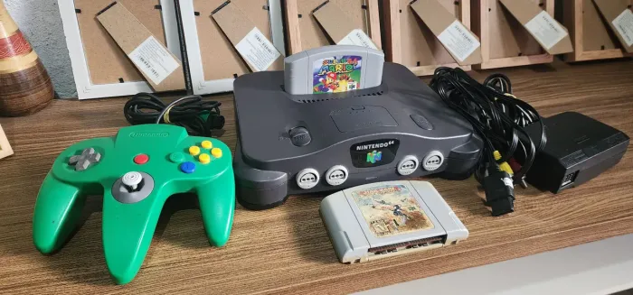 Nintendo 64 muito conservado.