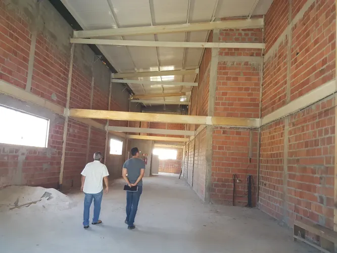 LOJA  900 M2,  NOVA, NO CENTRO ADMINISTRATIVO DA BAHIA, SITUADA NA AVENIDA ULISSES GUIMARÃ