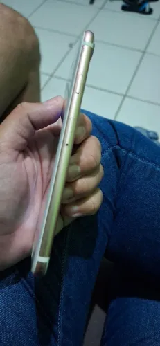 Uma amiga minha está vendendo aifone 7 32 giga ele vai com uma campinha 