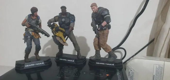 TRIO 03 FIGURA DE AÇÃO BONESCO DA COLEÇÃO GEARS OF WAR 03 ITEM JOGO PRA COLECIONADORES