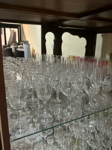 VENDO RELÍQUIA, ARMÁRIO ANTIGO C/ CRISTAIS
