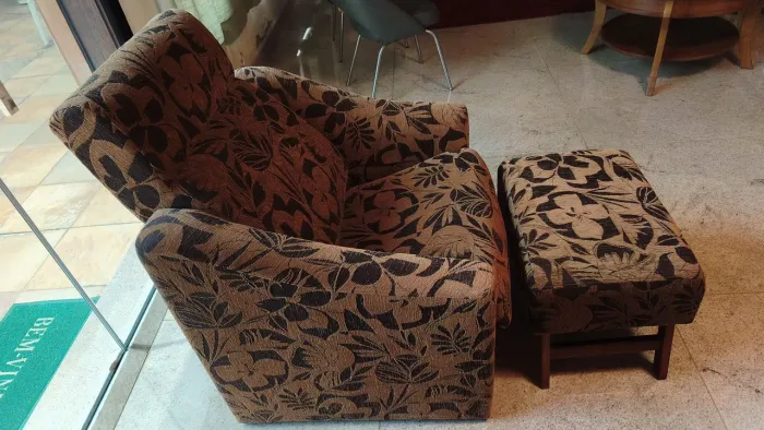 Venda cadeira estofada com banqueta de apoio,em bom estado de conservação