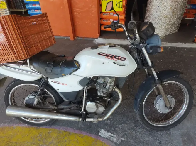 Vendo moto para trabalhar mto boa IPVA pago, sem multas só pegar e andar