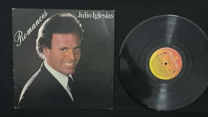 LP VINIL JULIO IGLESIAS ROMANCES COM ENCARTE