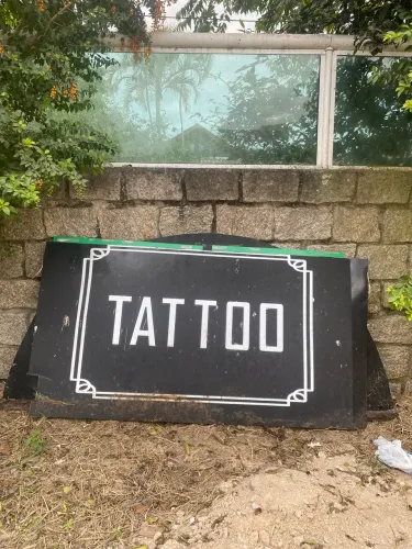 Doasse 2 placas de ACM luminoso e outra de acrílico de estúdio de tatuagem