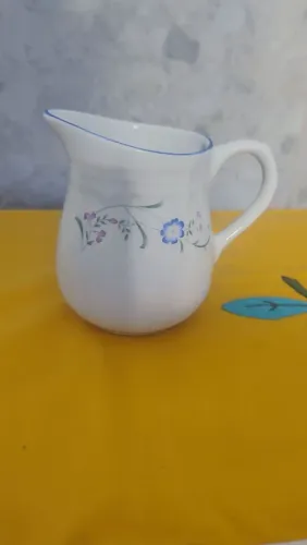 Leiteira ou Cremeira pequena em porcelana 