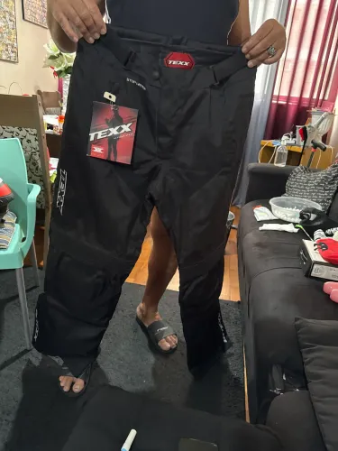Vendo calça de proteção para moto, marca TEXX, cor preta, tamanho 4XL, reguláve