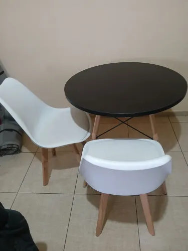 Mesa redonda de madeira com 2 cadeiras